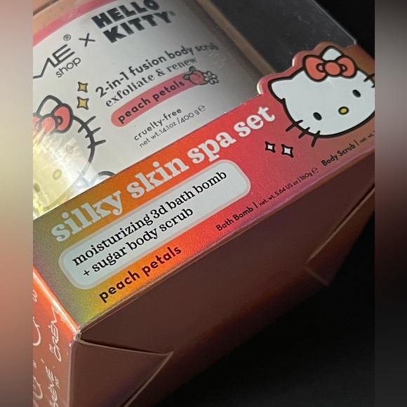Crème shop x Hello Kitty spa set duo. Body scrub and bath bomb in peach petals. - Picture 2 of 5